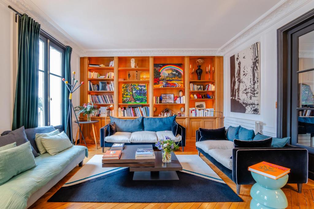 un salon avec deux canapés et une table dans l'établissement Veeve - Aesthetic Artistry, à Paris