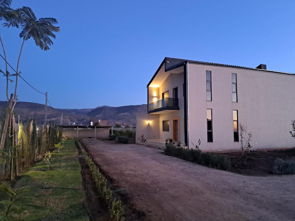 a white building with its lights on at Villa Deluxe à louer in Ksar et Tlatia