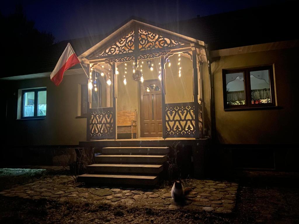 een voordeur van een huis 's nachts met verlichting bij Nadbużańska Przygoda in Janów Podlaski