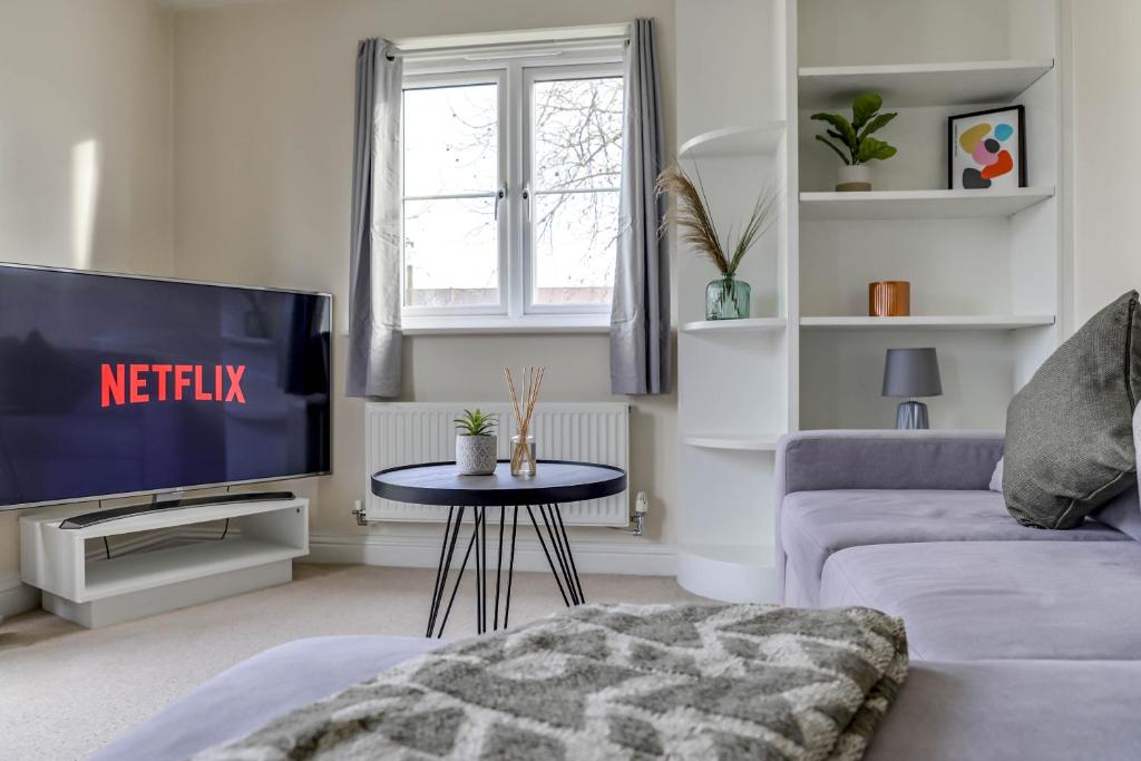 a living room with a couch and a tv at Hatfield Uni - Free Parking - Business, Families in Hatfield