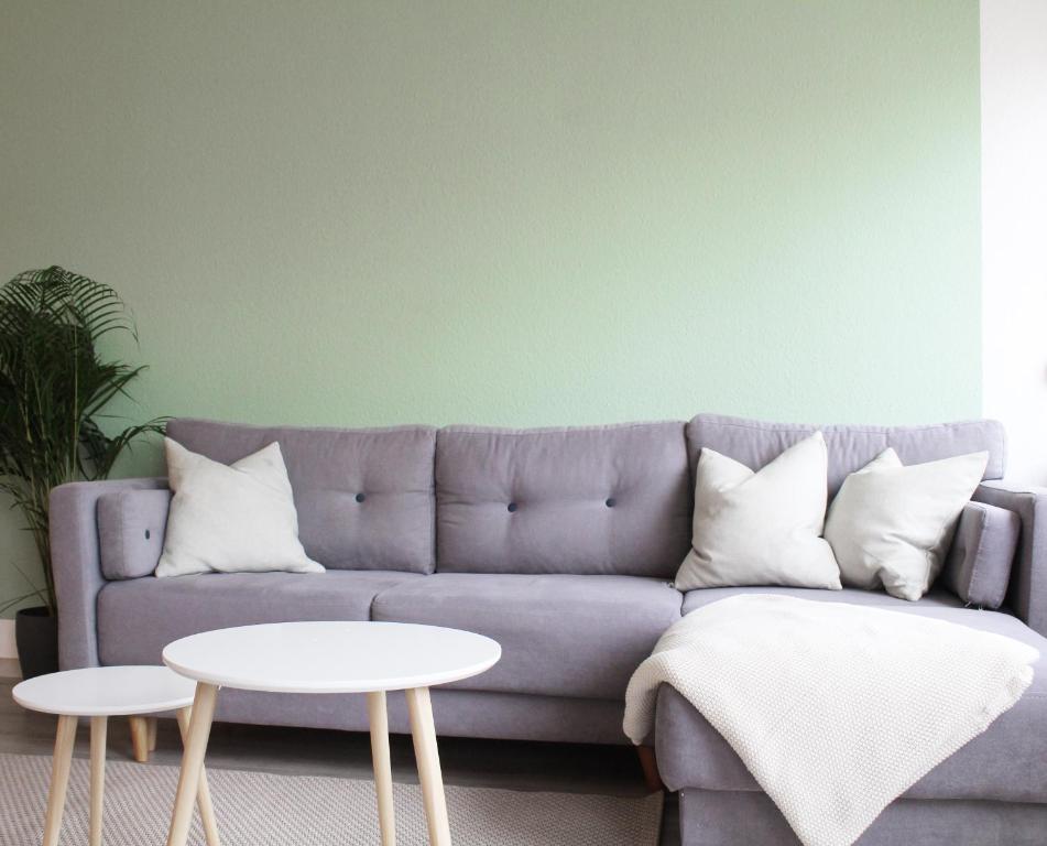 uma sala de estar com um sofá e uma mesa em Cozy Bamberg City Apartment em Bamberg