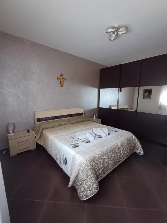 A bed or beds in a room at NSM Casa di Fulmine attico con box privato