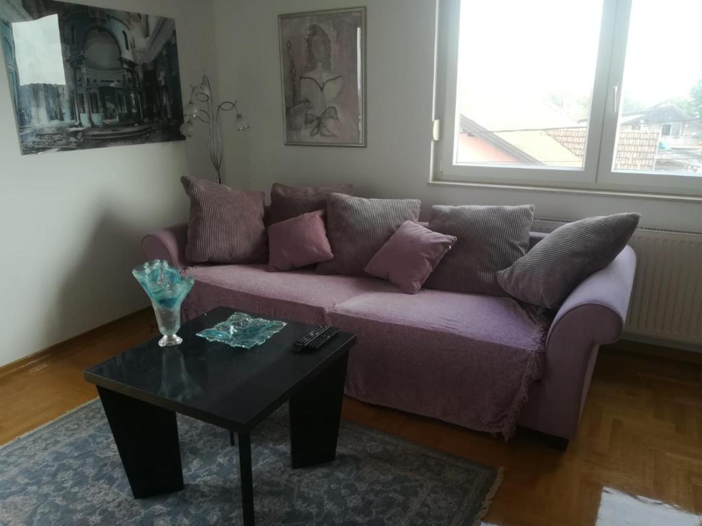 - un salon avec un canapé et une table dans l'établissement Eli's luxury apartment, à Zagreb