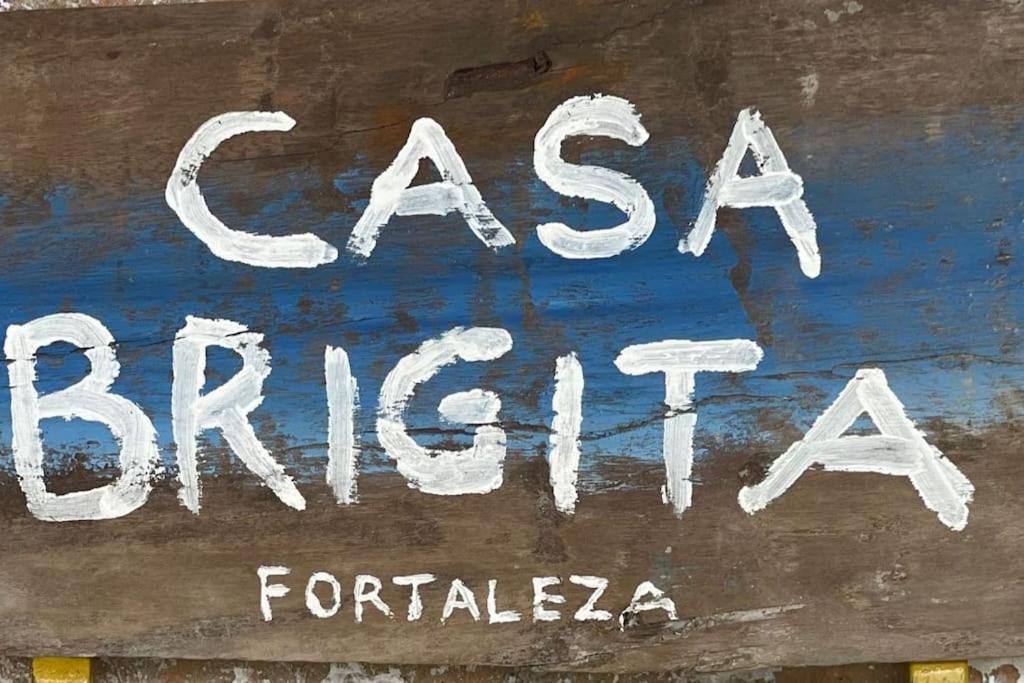 een teken dat zegt als een frija geschreven op een tafel bij Casa Brigita. Fortaleza in Fortaleza