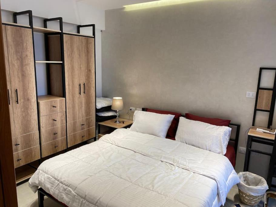 Ένα ή περισσότερα κρεβάτια σε δωμάτιο στο Studio Katamia gate ring road maadi