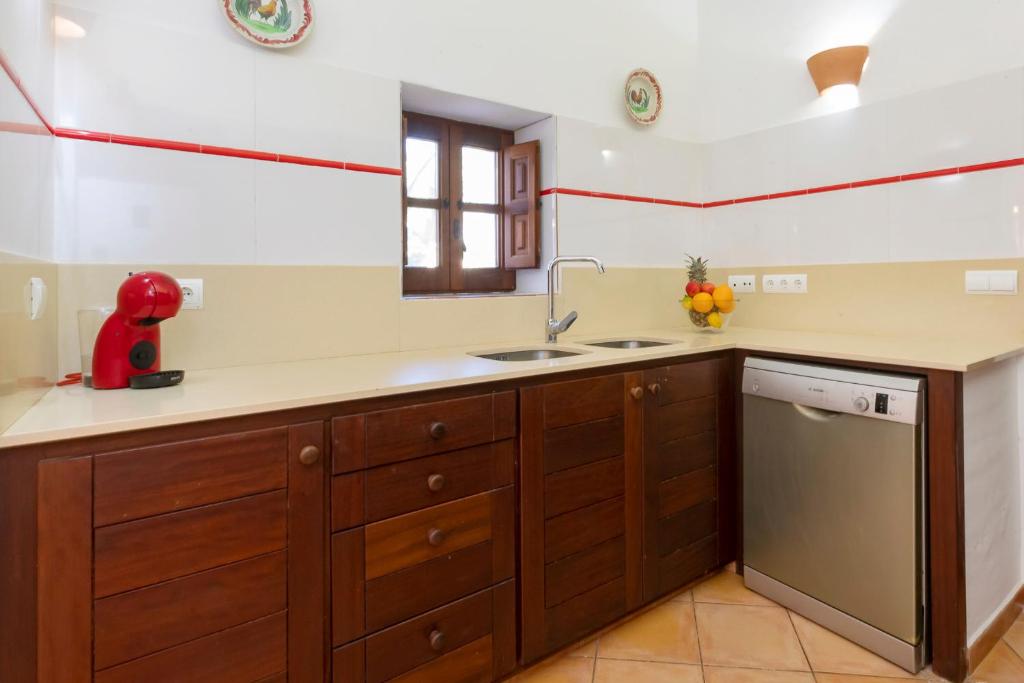Kuchyň nebo kuchyňský kout v ubytování Villa in San Jose sleeps 10 - Sa Vinya