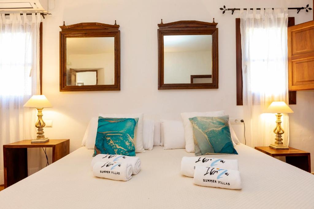 Postel nebo postele na pokoji v ubytování Villa in San Jose sleeps 10 - Sa Vinya