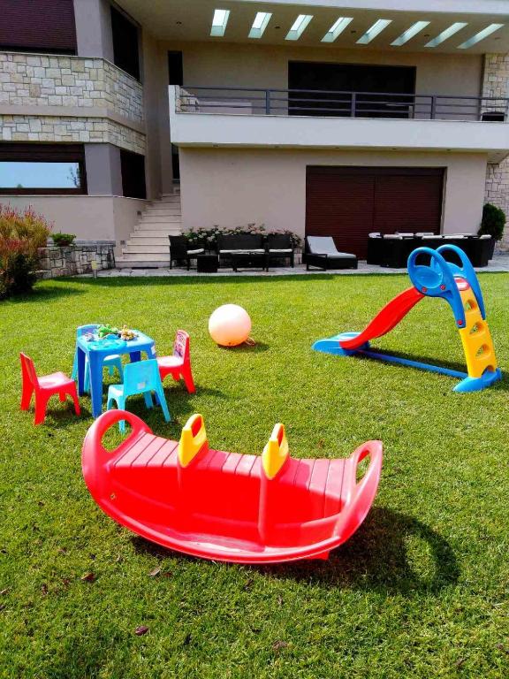 Plac zabaw dla dzieci w obiekcie Luxury Villa Kassandrino