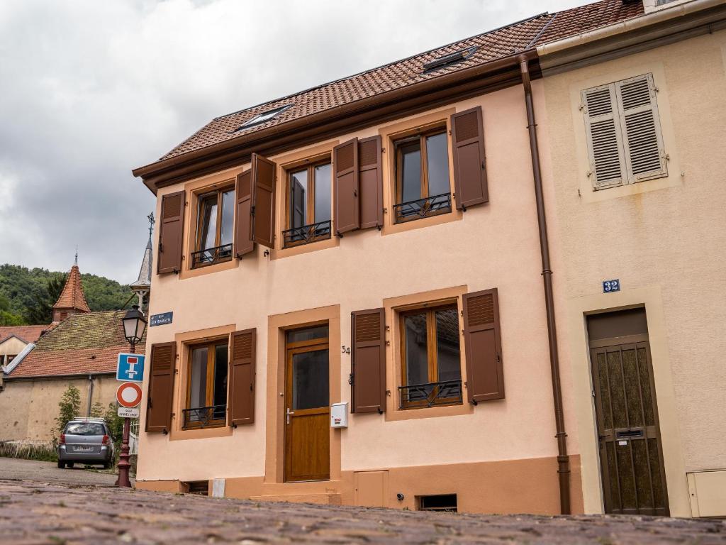 un edificio con persianas marrones en una calle en Gîte Thann, 4 pièces, 5 personnes - FR-1-744-11 en Thann