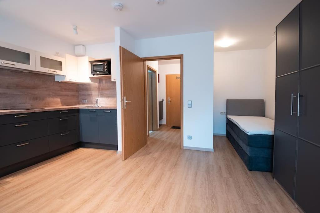 Zimmer mit einer Küche und einem Bett. in der Unterkunft Moderne Einraumwohnung in Leipzig in Leipzig