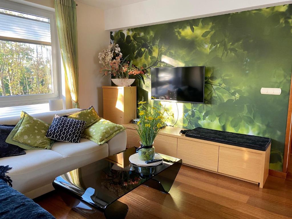 TV a/nebo společenská místnost v ubytování Seaside Apartment with Parking & AC - 150 m to the Beach by Noclegi Renters
