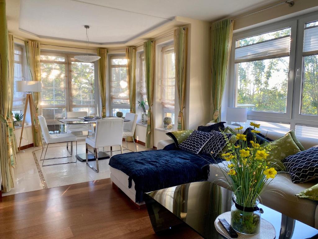 Posezení v ubytování Seaside Apartment with Parking & AC - 150 m to the Beach by Noclegi Renters