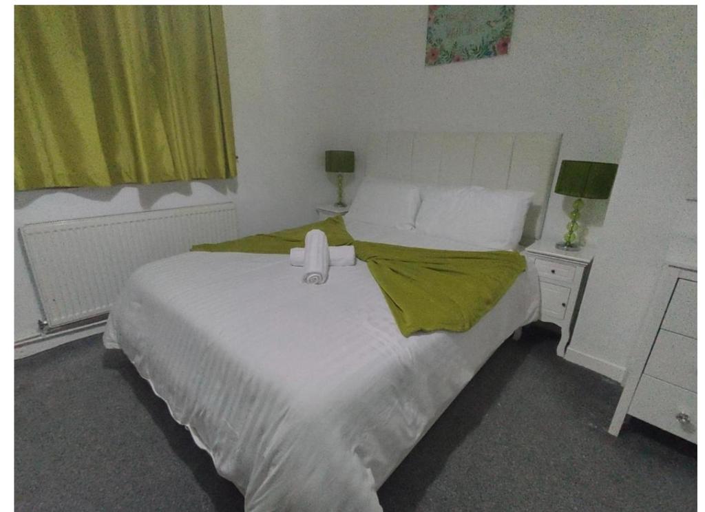 Ένα ή περισσότερα κρεβάτια σε δωμάτιο στο Self Contained 2 Bedrooms House free parking