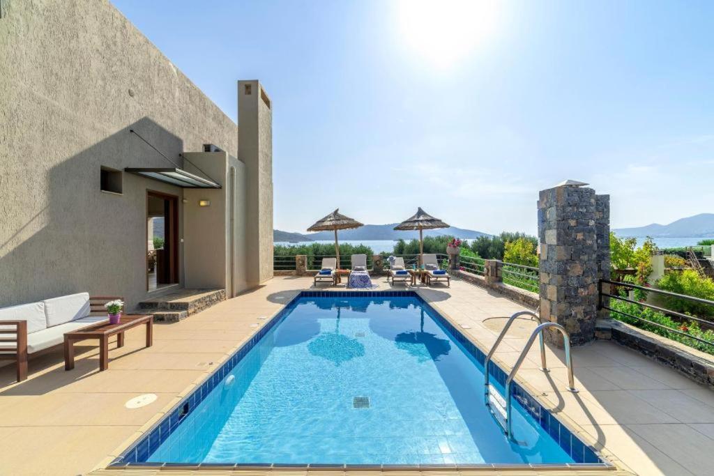 伊羅達的住宿－Elounda Blue Island Villa，景观别墅内的游泳池