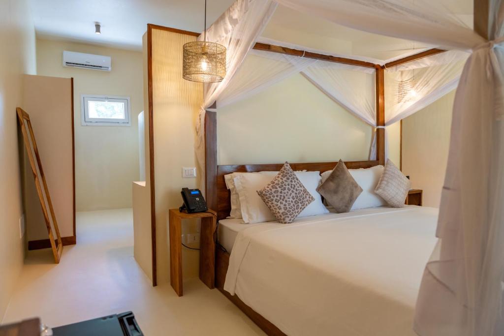 سرير أو أسرّة في غرفة في Alma Boutique Hotel