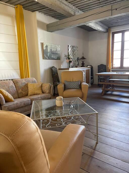 - un salon avec des canapés et une table en verre dans l'établissement Magnifique villa 11 couchages, à Narbonne
