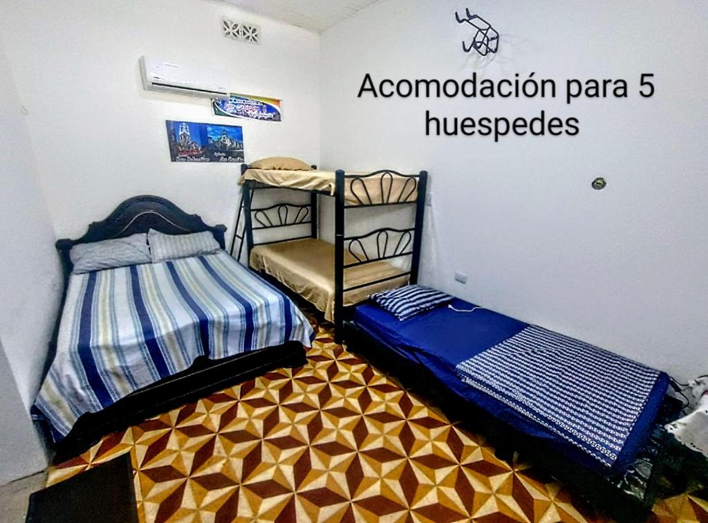 SAN SENDERISMO ROOM في ماركويتا: غرفة نوم بسريرين بطابقين في غرفة