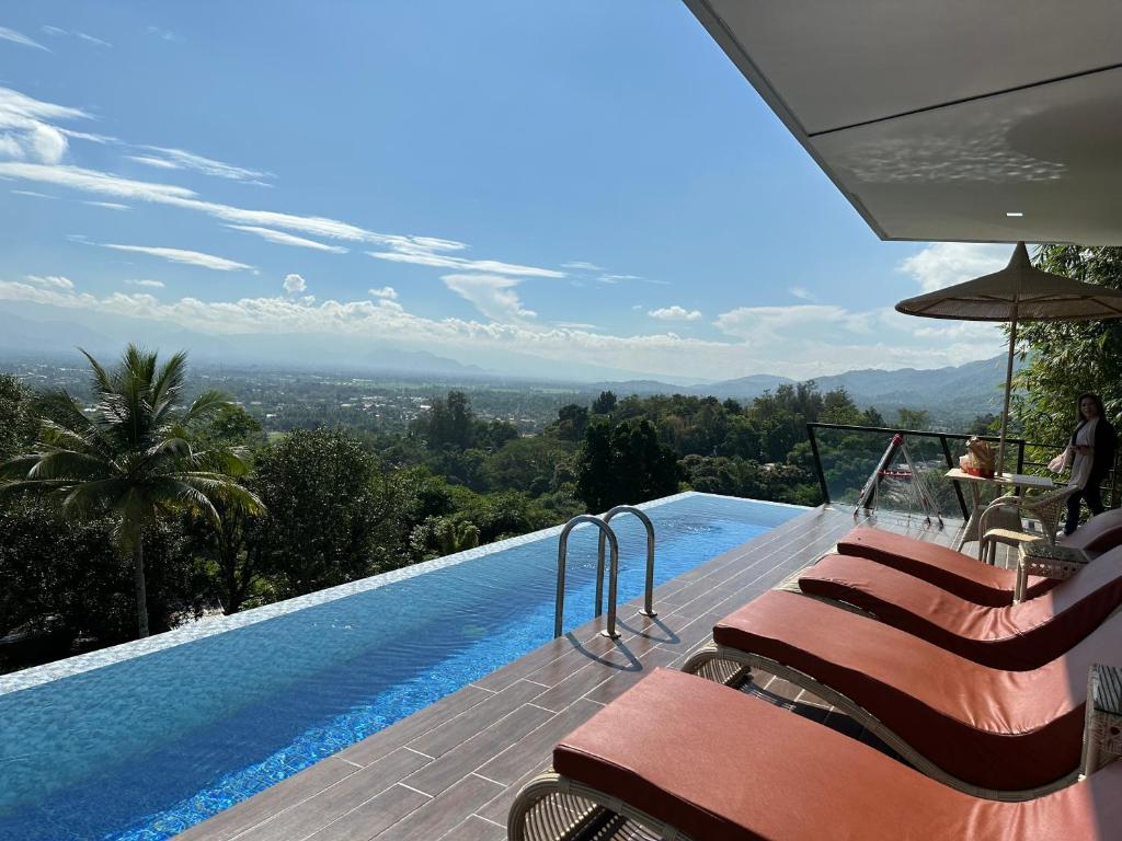 uma piscina com vista para as montanhas em Arya Exclusive Villa 