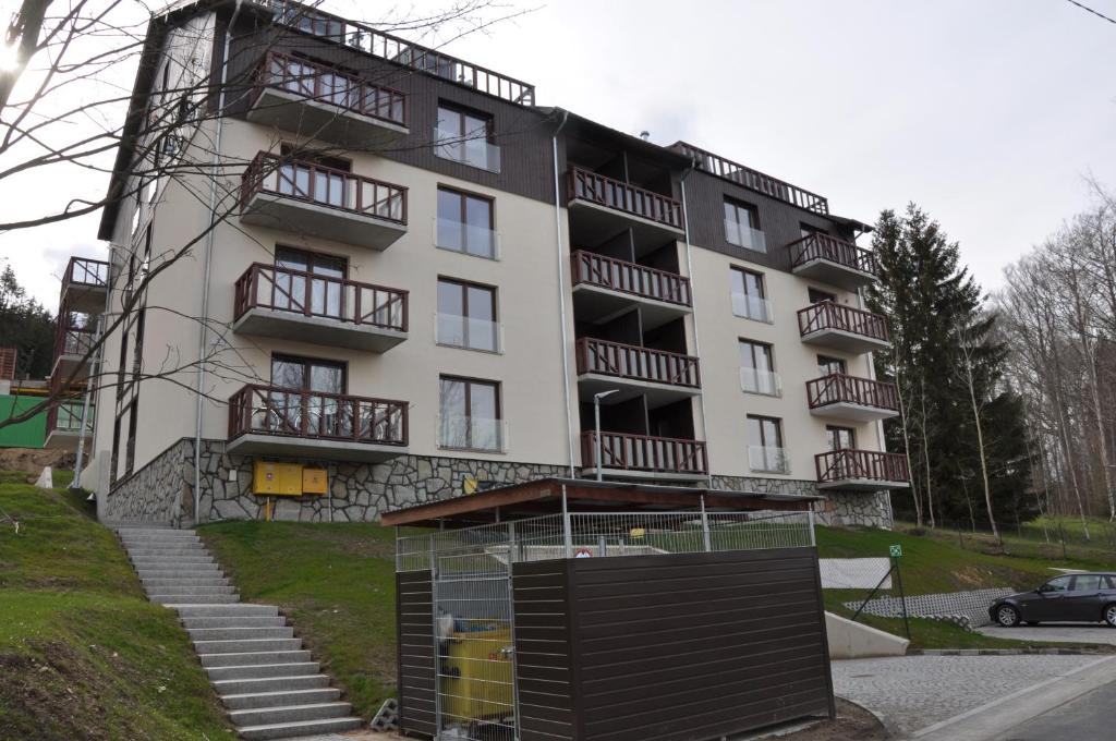 Το κτήριο όπου στεγάζεται  το διαμέρισμα