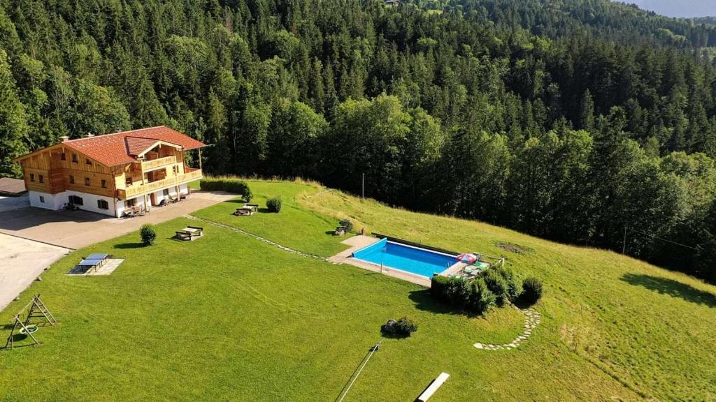 una vista aérea de una casa con piscina en Ferienwohnungen Angerer Kederlehen en Berchtesgaden