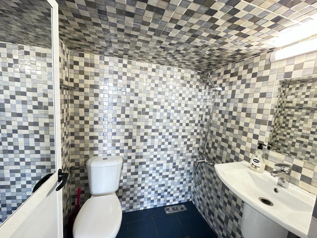 La salle de bains est pourvue de toilettes et d'un lavabo. dans l'établissement Belyounech studio location de vacance, à Tetouan
