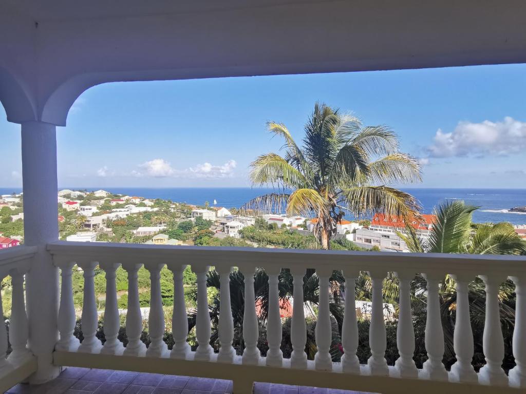 een balkon met uitzicht op de oceaan bij Apartment and Studio with privacy and wonderful view. in Dawn Beach