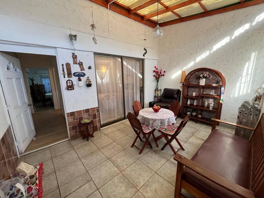 Pokój ze stołem i krzesłami w pokoju w obiekcie Casa Central, Amplia y Cómoda w mieście Antofagasta