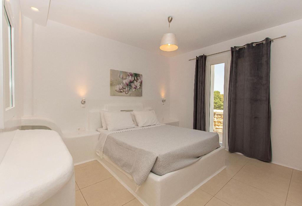 Postel nebo postele na pokoji v ubytování Crystal Suites