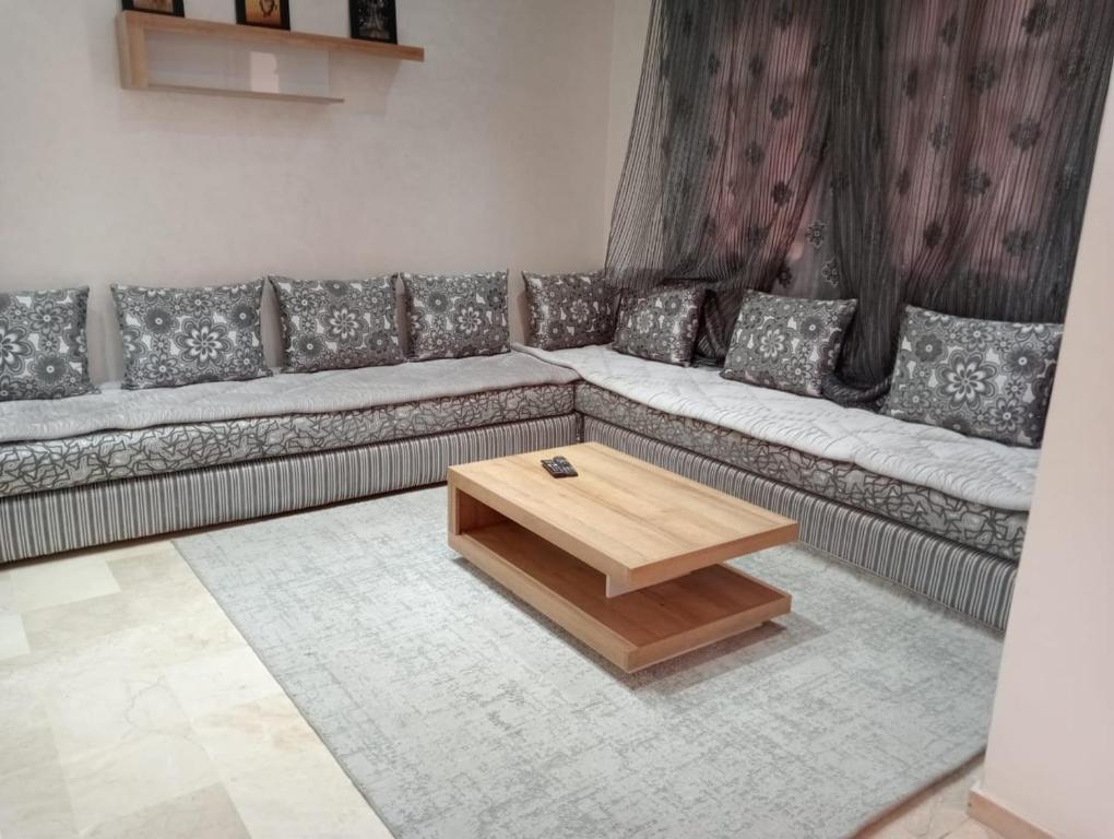 uma sala de estar com um sofá e uma mesa de centro em Marrakech em Marrakech