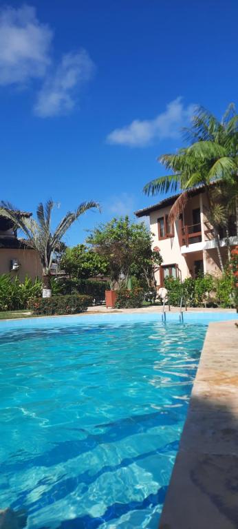 uma piscina em frente a um resort em Paz Mania em Porto Seguro