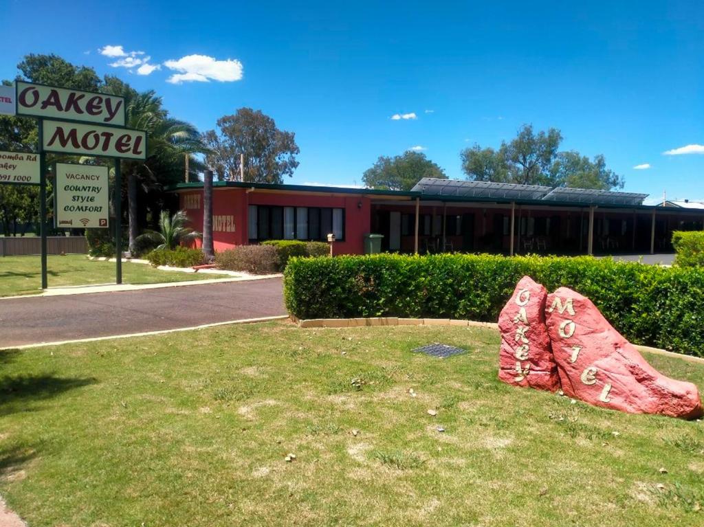 a large shoe statue in front of a motel at Oakey Motel in Oakey