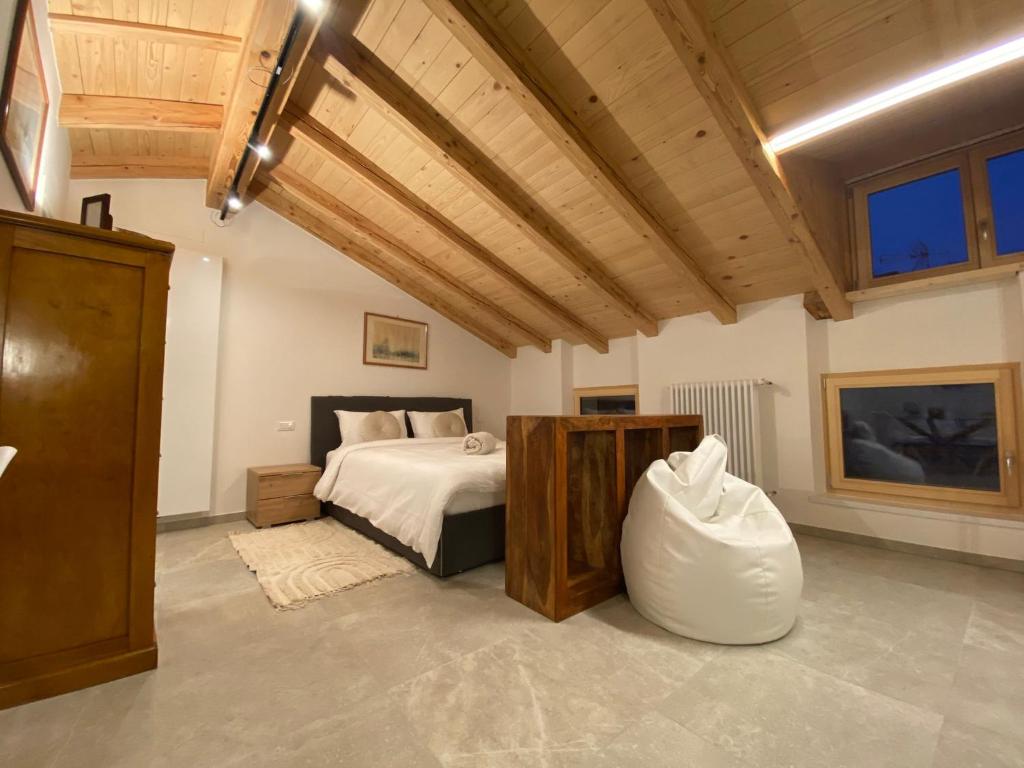 1 dormitorio con cama y techo de madera en Al Vicolo, en Trento