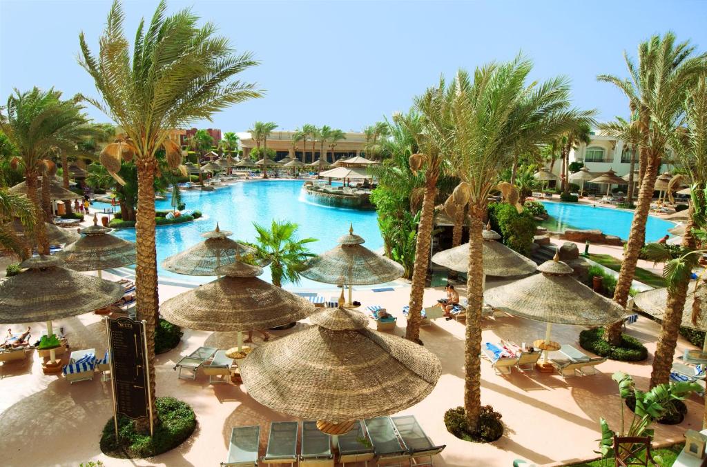 een luchtzicht op een resort met een zwembad bij Sierra Sharm El Sheikh in Sharm El Sheikh