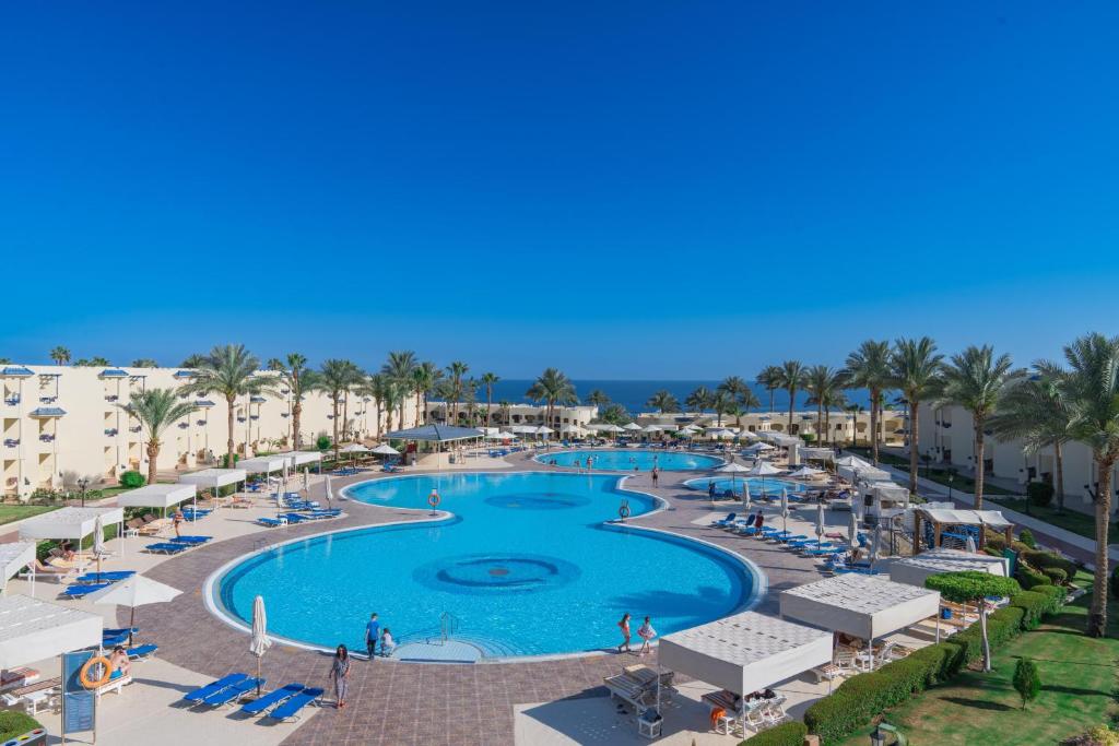 eine Luftansicht auf den Pool im Resort in der Unterkunft Grand Oasis Resort in Sharm El Sheikh