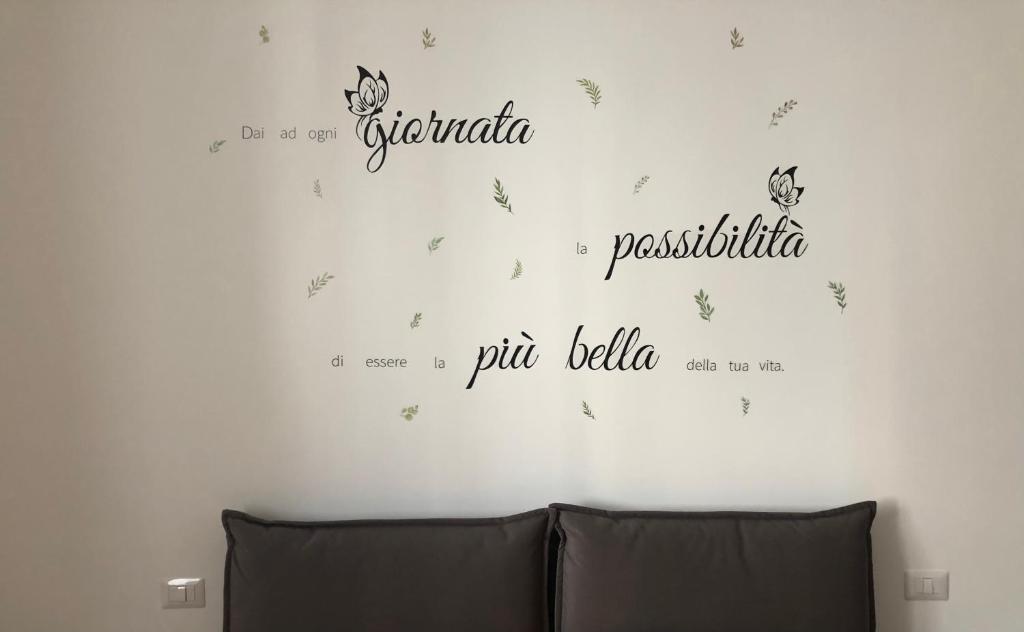 une chambre dotée d'un mur avec des mots. dans l'établissement Dimora raggio di sole, à Mottola