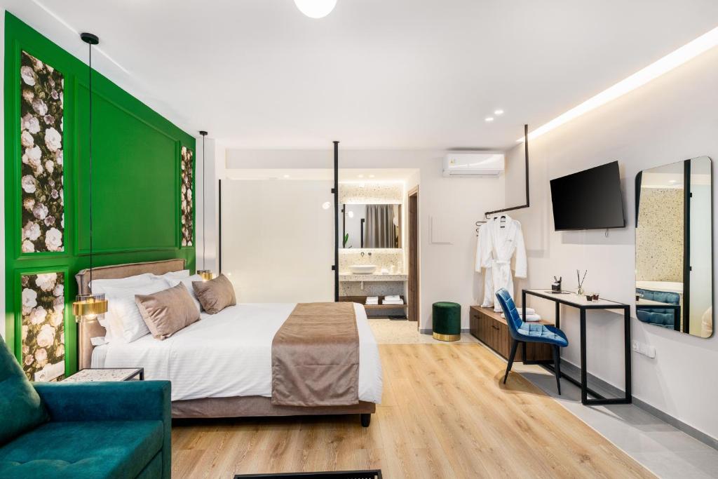 1 dormitorio con cama y cabecero verde en Princess of Axos, en Axós