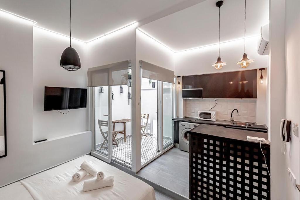 une cuisine aux murs blancs et un comptoir avec évier dans l'établissement Apartamentos Palma, à Benidorm