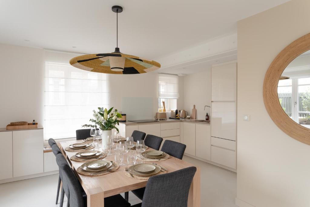 ein Esszimmer mit einem Holztisch und Stühlen in der Unterkunft Villa l'Indépendante - Proche de la plage in Dinard