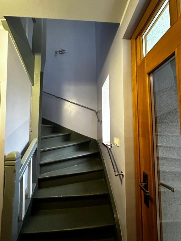 a staircase in a room with a door at Pokoje Dworcowa 10 in Lubawa