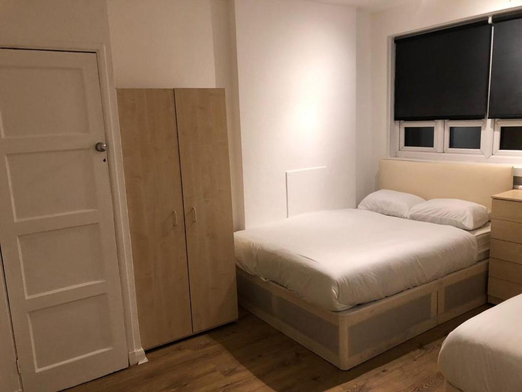 Säng eller sängar i ett rum på Lovely 3 bedroom North london