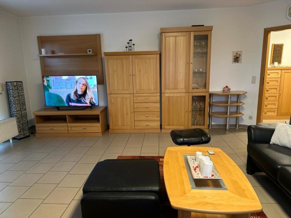 POLAT Apartments 9 في إيسن: غرفة معيشة مع أريكة وتلفزيون