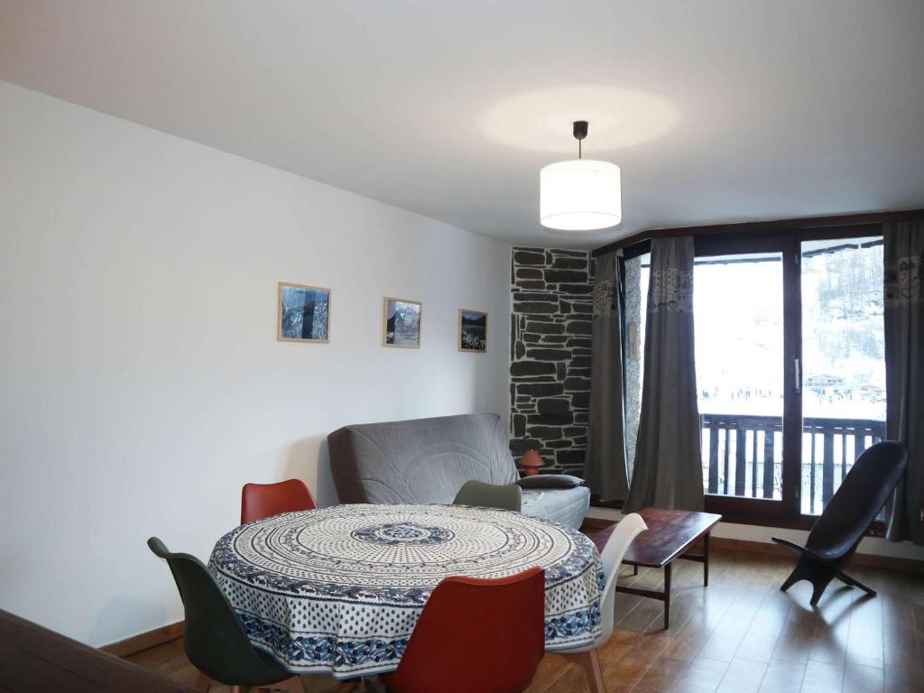 a living room with a table and chairs at Appartement Les Orres, 2 pièces, 6 personnes - FR-1-322-568 in Les Orres