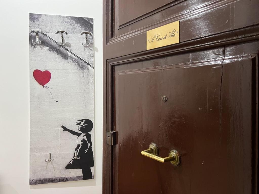 een deur met een foto van een meisje met een hart bij A casa di Ala in Rome