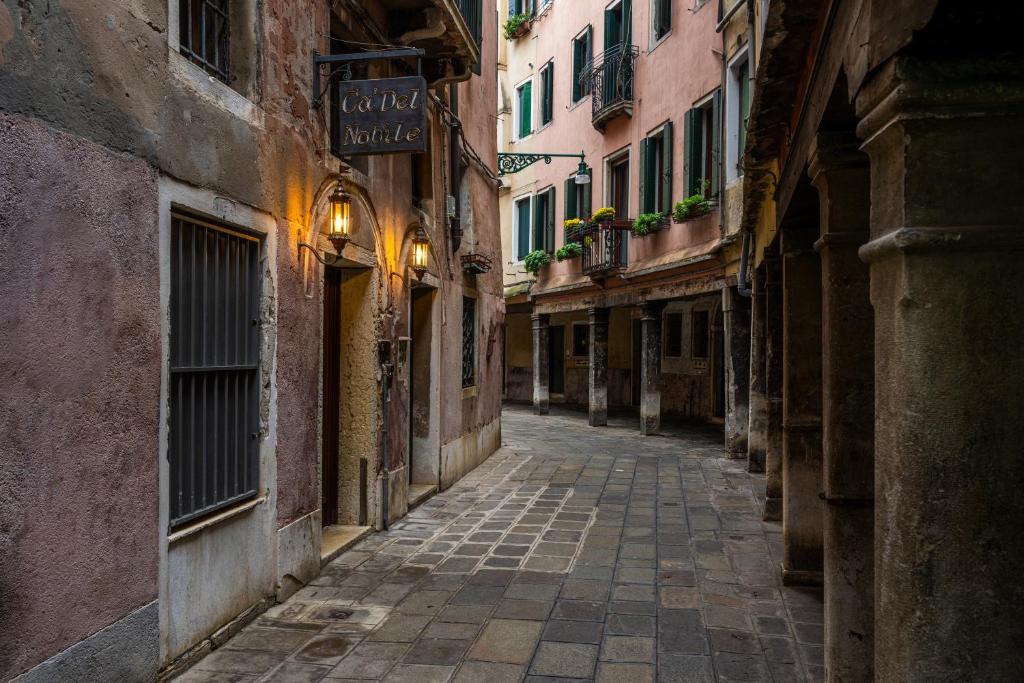 um beco vazio numa cidade velha com edifícios em Ca' Del Nobile em Veneza