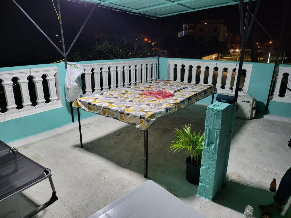 un banco sentado en un balcón por la noche en SUISSE . CH APPARTEMENT, en San Pedro de Macorís