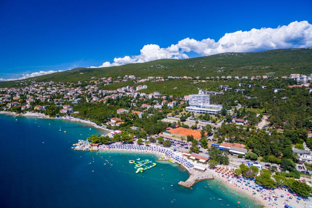 una vista aérea de un complejo en una isla en el agua en Hotel Omorika en Crikvenica