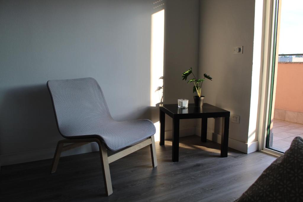 een stoel en een tafel in een kamer bij Il Nido di Como in Como