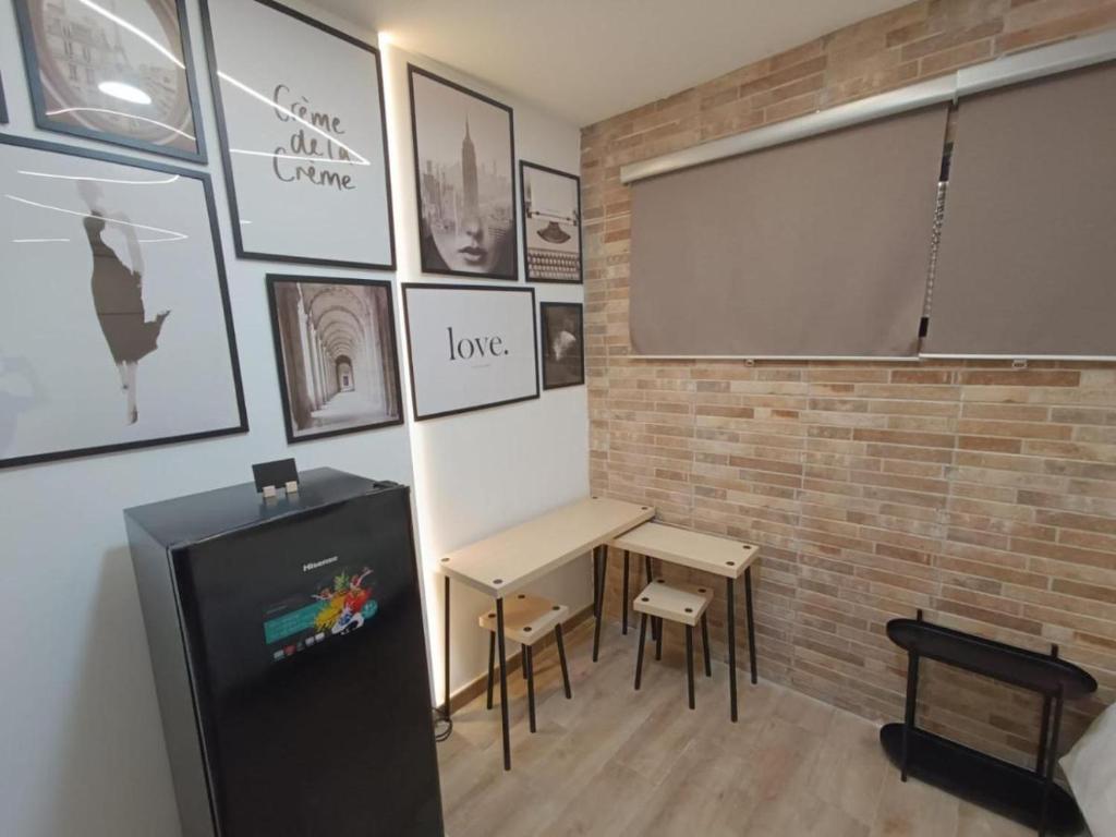Cette chambre dispose d'un tableau noir et d'une table avec des chaises. dans l'établissement Apartamentos Rocablanca, à Benidorm