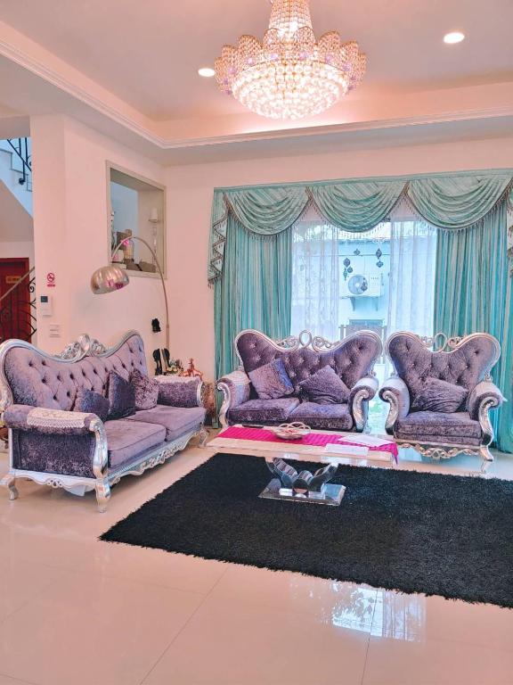 a living room with purple furniture and a chandelier at White Palace B&amp;B in Ji&#39;an