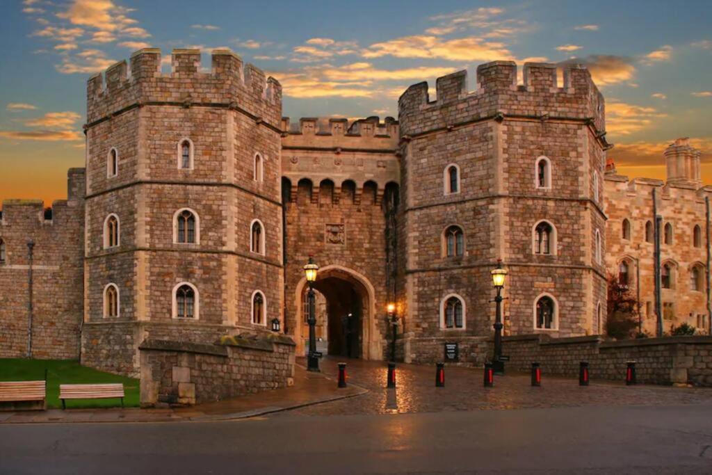 un grande castello con un tramonto sullo sfondo di Epic Location, Views & Large Private Terrace a Windsor